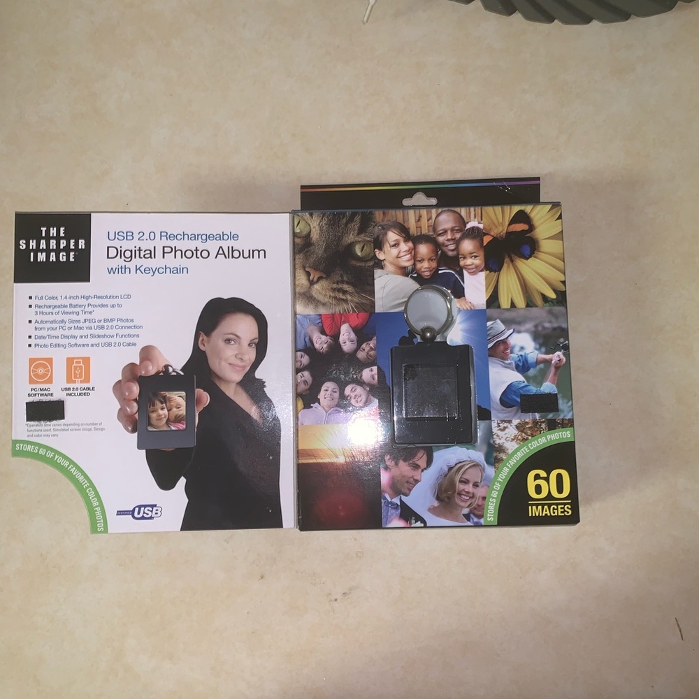 Digital Photo Album with Keychain - Picture 3 of 6